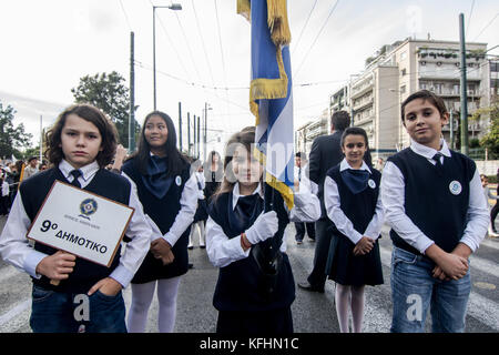 Athen, Griechenland. 28 Okt, 2017. Studenten Parade in Athen aufgrund von 'Ohi Tag', zum Gedenken an die Leugnung der griechischen Regierung, die italienischen Truppen in die griechischen Boden. März, 28. Oktober 1940. An diesem Tag soll die Beteiligung Griechenlands im Zweiten Weltkrieg gegen Italien und Deutschland. Credit: Cronos/Alamy leben Nachrichten Stockfoto