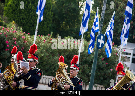 Athen, Griechenland. 28 Okt, 2017. Studenten Parade in Athen aufgrund von 'Ohi Tag', zum Gedenken an die Leugnung der griechischen Regierung, die italienischen Truppen in die griechischen Boden. März, 28. Oktober 1940. An diesem Tag soll die Beteiligung Griechenlands im Zweiten Weltkrieg gegen Italien und Deutschland. Credit: Cronos/Alamy leben Nachrichten Stockfoto