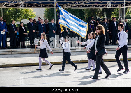 Athen, Griechenland. 28 Okt, 2017. Studenten Parade in Athen aufgrund von 'Ohi Tag', zum Gedenken an die Leugnung der griechischen Regierung, die italienischen Truppen in die griechischen Boden. März, 28. Oktober 1940. An diesem Tag soll die Beteiligung Griechenlands im Zweiten Weltkrieg gegen Italien und Deutschland. Credit: Cronos/Alamy leben Nachrichten Stockfoto