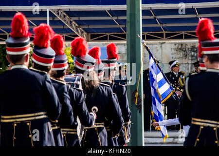 Athen, Griechenland. 28 Okt, 2017. Studenten Parade in Athen aufgrund von 'Ohi Tag', zum Gedenken an die Leugnung der griechischen Regierung, die italienischen Truppen in die griechischen Boden. März, 28. Oktober 1940. An diesem Tag soll die Beteiligung Griechenlands im Zweiten Weltkrieg gegen Italien und Deutschland. Credit: Cronos/Alamy leben Nachrichten Stockfoto