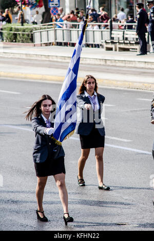 Athen, Griechenland. 28 Okt, 2017. Studenten Parade in Athen aufgrund von 'Ohi Tag', zum Gedenken an die Leugnung der griechischen Regierung, die italienischen Truppen in die griechischen Boden. März, 28. Oktober 1940. An diesem Tag soll die Beteiligung Griechenlands im Zweiten Weltkrieg gegen Italien und Deutschland. Credit: Cronos/Alamy leben Nachrichten Stockfoto