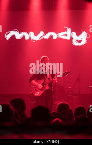 Dublin, Dublin, Irland. Oktober 2017. Der irische Sänger und Songwriter Mundy (Edmund Enright) tritt live an der Academy auf. Quelle: Ben Ryan/SOPA/ZUMA Wire/Alamy Live News Stockfoto