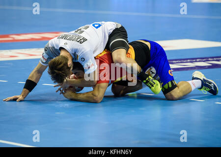 Berlin, Deutschland. Oktober 2017. Uwe Gensheimer (l) und David Balaguer Romeu (l) im Einsatz während des Handball-Handballspiels der Männer in Berlin, Deutschland, 29. Oktober 2017. Quelle: Gregor Fischer/dpa/Alamy Live News Stockfoto