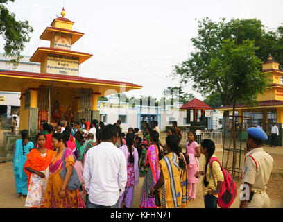 Chaibasa, Jharkhand, Indien, 29. Oktober 2017: chaibasa Gaushala seine 117 historischen Jahrmarkt am 28. und 29. Oktober 2017 gefeiert. Bei dieser Gelegenheit, die Anbetung von Lord Krishna und Kühe durchgeführt wurde, in Gaushala Räumlichkeiten. Die Hauptattraktion dieser Messe war die Teilnahme von verschiedenen ländlichen Händler aus dem ganzen Bundesstaat Jharkhand und Nachbarstaaten. Die ländliche Händler normalerweise verkaufen verschiedene Art von Artikel wie Handwerk, Süßigkeiten, Zuckerrohr, Spielzeug und Schmuck etc. In dieser Messe jedes Jahr. Die Besucher genossen Riesenrad, Dragon Achterbahnfahrt und Einkauf Artikel bis Mitternacht. Stockfoto