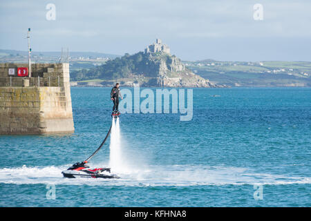 Penzance, Cornwall, UK. 29. Oktober 2017. UK Wetter. Ausbilder von "Haben Sie eine 'Penzance, die die meisten von der sonnigen Nachmittag in Penzance, Fliegen einsteigen in den Hafen und genießen den Blick auf St. Michaels Mount. Foto: Simon Maycock/Alamy leben Nachrichten Stockfoto