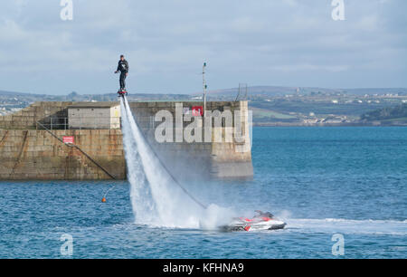 Penzance, Cornwall, UK. 29. Oktober 2017. UK Wetter. Ausbilder von "Haben Sie eine 'Penzance, die die meisten von der sonnigen Nachmittag in Penzance, Fliegen einsteigen in den Hafen und genießen den Blick auf St. Michaels Mount. Foto: Simon Maycock/Alamy leben Nachrichten Stockfoto