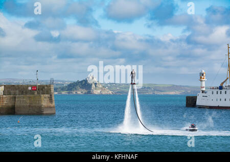 Penzance, Cornwall, UK. 29. Oktober 2017. UK Wetter. Ausbilder von "Haben Sie eine 'Penzance, die die meisten von der sonnigen Nachmittag in Penzance, Fliegen einsteigen in den Hafen und genießen den Blick auf St. Michaels Mount. Foto: Simon Maycock/Alamy leben Nachrichten Stockfoto
