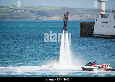 Penzance, Cornwall, UK. 29. Oktober 2017. UK Wetter. Ausbilder von "Haben Sie eine 'Penzance, die die meisten von der sonnigen Nachmittag in Penzance, Fliegen einsteigen in den Hafen und genießen den Blick auf St. Michaels Mount. Foto: Simon Maycock/Alamy leben Nachrichten Stockfoto