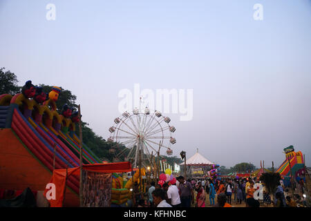 Chaibasa, jharkhand, Indien, 29. Oktober 2017: das Riesenrad, Dragon Achterbahnfahrt der Vergnügungspark in Gaushala fair. chaibasa gaushala seine 117 historischen Jahrmarkt am 28. und 29. Oktober 2017 gefeiert. die Hauptattraktion dieser Messe war die Teilnahme von verschiedenen ländlichen Händler aus dem ganzen Bundesstaat Jharkhand und Nachbarstaaten. Die ländliche Händler normalerweise verkaufen verschiedene Art von Artikel wie Handwerk, Süßigkeiten, Zuckerrohr, Spielzeug und Schmuck etc. In dieser Messe jedes Jahr. Die Besucher genossen Riesenrad, Dragon Achterbahnfahrt erworben und Haushaltswaren. Stockfoto