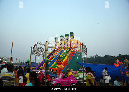 Chaibasa, Jharkhand, Indien, 29. Oktober 2017: Das Riesenrad, Drachenachterfahrt im Vergnügungspark in Gaushala. Chaibasa Gaushala feierte am 28. Und 29. Oktober 2017 seine 117. Historische Jahresmesse. Die Hauptattraktion dieser Messe war die Teilnahme verschiedener ländlicher Händler aus dem gesamten Bundesstaat Jharkhand und den nachbarstaaten. Die ländlichen Händler verkaufen in der Regel jedes Jahr verschiedene Arten von artikeln wie Kunsthandwerk, Süßigkeiten, Zuckerrohr, Spielzeug und Schmuck usw. auf dieser Messe. Die Besucher genossen das Riesenrad, die Drachenfahrt und kauften Haushaltsartikel. Stockfoto