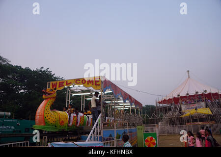 Chaibasa, Jharkhand, Indien, 29. Oktober 2017: Das Riesenrad, Drachenachterfahrt im Vergnügungspark in Gaushala. Chaibasa Gaushala feierte am 28. Und 29. Oktober 2017 seine 117. Historische Jahresmesse. Die Hauptattraktion dieser Messe war die Teilnahme verschiedener ländlicher Händler aus dem gesamten Bundesstaat Jharkhand und den nachbarstaaten. Die ländlichen Händler verkaufen in der Regel jedes Jahr verschiedene Arten von artikeln wie Kunsthandwerk, Süßigkeiten, Zuckerrohr, Spielzeug und Schmuck usw. auf dieser Messe. Die Besucher genossen das Riesenrad, die Drachenfahrt und kauften Haushaltsartikel. Stockfoto