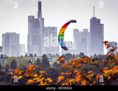 Ein Drachen fliegt in Herbstfarben über den Bäumen vor der Skyline von Frankfurt am Main, Deutschland, 29. Oktober 2017. Foto: Frank Rumpenhorst/dpa Stockfoto