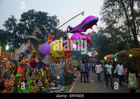 Chaibasa, Jharkhand, Indien, 29. Oktober 2017: chaibasa Gaushala seine 117 historischen Jahrmarkt am 28. und 29. Oktober 2017 gefeiert. Bei dieser Gelegenheit, die Anbetung von Lord Krishna und Kühe durchgeführt wurde, in Gaushala Räumlichkeiten. Die Hauptattraktion dieser Messe war die Teilnahme von verschiedenen ländlichen Händler aus dem ganzen Bundesstaat Jharkhand und Nachbarstaaten. Die ländliche Händler normalerweise verkaufen verschiedene Art von Artikel wie Handwerk, Süßigkeiten, Zuckerrohr, Spielzeug und Schmuck etc. In dieser Messe jedes Jahr. Die Besucher genossen Riesenrad, Dragon Achterbahnfahrt und Einkauf Artikel bis Mitternacht. Stockfoto