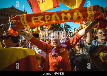 Barcelona, Spanien. Oktober 2017. Ein Anti-Separatist-Katalaner ruft Parolen, als er für die Unteilbarkeit in Spanien protestiert, zwei Tage nachdem das katalanische parlament abgestimmt hat und die spanische Zentralregierung artikel 155 ausgelöst hat, um die Kontrolle über die Region zu übernehmen Credit: Matthias Oesterle/Alamy Live News Stockfoto