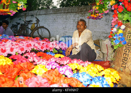 Chaibasa, Jharkhand, Indien. Oktober 2017. Ein Händler verkauft künstliche Blumen auf der Gaushala Messe. Chaibasa Gaushala feierte am 28. Und 29. Oktober 2017 seine 117. Historische Jahresmesse. Credit: MIHIR RANJAN/Alamy Live. Stockfoto