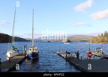 Bowness auf Windermere, Cumbria, Großbritannien. Oktober 2017. Wetter in Großbritannien. Ein kalter, aber heller Nachmittag auf dem Lake Windermere heute Nachmittag Credit: David Billinge/Alamy Live News Stockfoto