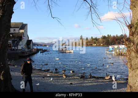 Bowness auf Windermere, Cumbria, Großbritannien. Oktober 2017. Wetter in Großbritannien. Ein kalter, aber heller Nachmittag auf dem Lake Windermere heute Nachmittag Credit: David Billinge/Alamy Live News Stockfoto