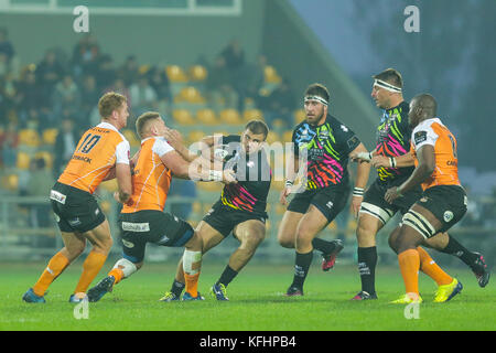 Parma, Italien. 28. Oktober 2017. Zebre's Captain Tommaso Castello Schritte innerhalb der Geparden Verteidigung in Guinness PRO 14 Rugby Meisterschaft. Massimiliano Carnabuci/Alamy leben Nachrichten Stockfoto