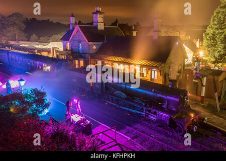 Die Severn Valley Railway ist eine beliebte Touristenattraktion in Shropshire und bietet saisonale Halloween-Specials. Nach einer Fahrt mit der Severn Valley Railway kommt ein Geisterzug mit Dampfzug am Bahnhof Arley an. Für drei Nächte können die Nachtschwärmer eine Fahrt mit dem Licht aus dem Dampf in der gruseligen Dunkelheit genießen, die durch halloween gekleidete Stationen auf dem Weg zur Arley Station bei Bewdley führt, wo spezielle Beleuchtung, Rauch und Schauspieler das volle Spukbahnhofserlebnis schufen. Konserviert Manor Klasse 4-6-0 Dampfmaschine 7812, Erlestoke Manor wird gesehen Abfahrt Arley für die Rückfahrt nach Kidderminster. Stockfoto