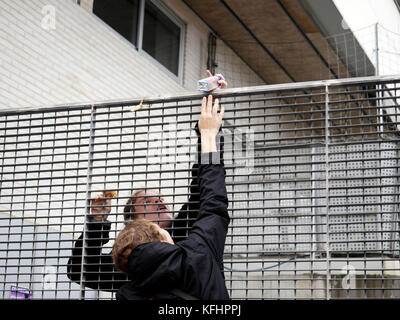 Barcelona, Katalonien, Spanien. Oktober 2017. Junge Frau, die ihrem Freund etwas kleines zum Essen und Trinken an eine der Schulen übergibt, die während der katalanischen Unabhängigkeitswahl geöffnet blieben. Das katalanische Unabhängigkeitsreferendum, das am 1. Oktober 2017 stattfand, obwohl es vom spanischen Verfassungsgericht am 7. September 2017 für illegal erklärt wurde, ging aber immer noch voran und mit über 2 Millionen Wählern und 92,01% Wählern stimmte es zu, dass Katalonien ein unabhängiger Staat in Form einer republik wird. Quelle: SOPA/ZUMA Wire/Alamy Live News Stockfoto