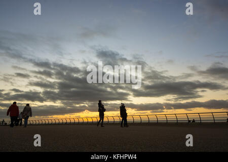 Blackpool uk, 29. Oktober 2017. Wetter news. Einen schönen Abend in Blackpool mit vielen Familien den Besuch der berühmten illuminationen zu sehen. © Gary Telford/alamy leben Nachrichten Stockfoto