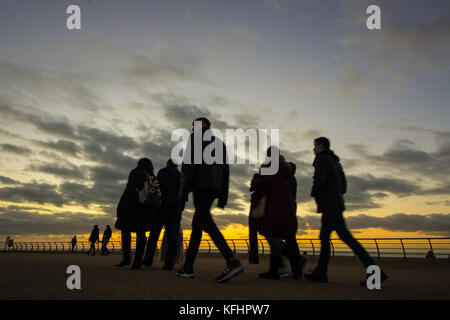 Blackpool uk, 29. Oktober 2017. Wetter news. Einen schönen Abend in Blackpool mit vielen Familien den Besuch der berühmten illuminationen zu sehen. © Gary Telford/alamy leben Nachrichten Stockfoto