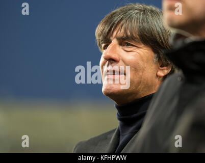 Bundestrainer Joachim Loew Lächeln vor der deutschen Bundesliga Fußballspiel zwischen dem VFB Stuttgart und den SC Freiburg in der Mercedes-benz Arena in Stuttgart, Deutschland, 29. Oktober 2017. (Embargo Bedingungen - Achtung: Aufgrund der Akkreditierung Richtlinien, der DFL nur die Veröffentlichung und Verwertung von bis zu 15 Bildern pro Spiel im Internet und in online Medien während der Match erlaubt.) Foto: Deniz calagan/dpa Stockfoto