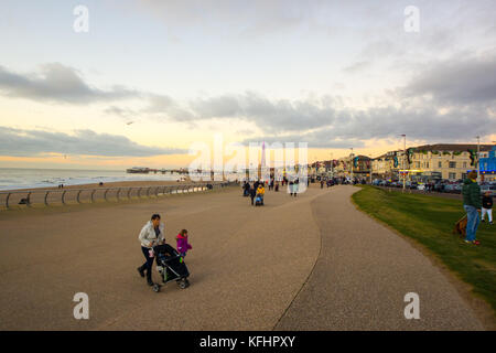 Blackpool uk, 29. Oktober 2017. Wetter news. Einen schönen Abend in Blackpool mit vielen Familien den Besuch der berühmten illuminationen zu sehen. © Gary Telford/alamy leben Nachrichten Stockfoto