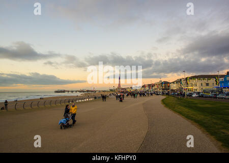 Blackpool uk, 29. Oktober 2017. Wetter news. Einen schönen Abend in Blackpool mit vielen Familien den Besuch der berühmten illuminationen zu sehen. © Gary Telford/alamy leben Nachrichten Stockfoto