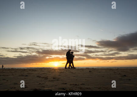 Blackpool uk, 29. Oktober 2017. Wetter news. Einen schönen Abend in Blackpool mit vielen Familien den Besuch der berühmten illuminationen zu sehen. © Gary Telford/alamy leben Nachrichten Stockfoto