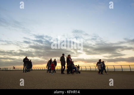 Blackpool uk, 29. Oktober 2017. Wetter news. Einen schönen Abend in Blackpool mit vielen Familien den Besuch der berühmten illuminationen zu sehen. © Gary Telford/alamy leben Nachrichten Stockfoto