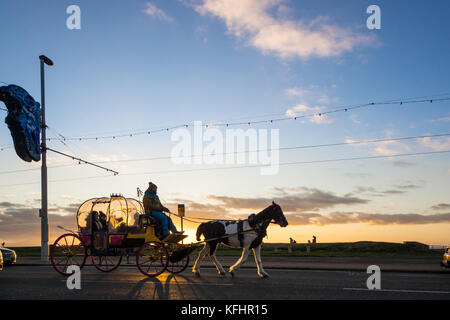 Blackpool uk, 29. Oktober 2017. Wetter news. Einen schönen Abend in Blackpool mit vielen Familien den Besuch der berühmten illuminationen zu sehen. © Gary Telford/alamy leben Nachrichten Stockfoto