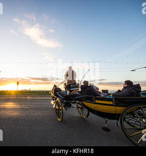 Blackpool uk, 29. Oktober 2017. Wetter news. Einen schönen Abend in Blackpool mit vielen Familien den Besuch der berühmten illuminationen zu sehen. © Gary Telford/alamy leben Nachrichten Stockfoto