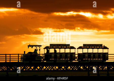 Southport, Merseyside, Sonnenuntergang über Southport Pier. 29. Oktober 2017. UK Wetter. Als halbe Amtszeit nähert sich dem Ende, Familien machen Sie einen Spaziergang entlang der Promenade als atemberaubende Sonnenuntergang schmiegt sich in den Horizont über den berühmten Pier in Southport, Merseyside. Erst im Jahre 1860 eröffnet, es erstreckt sich über eine Länge von 1.108 Meter (3.635 ft) und der Zweitlängste in Großbritannien. Es war grad II am 18. August 1975 aufgeführt. Die Straßenbahn fuhr von der Promenade zum Pier Head zu verschiedenen Zeiten in der Geschichte der Pier, vor kurzem von August 2005 bis Juni 2015. Credit: cernan Elias/Alamy leben Nachrichten Stockfoto