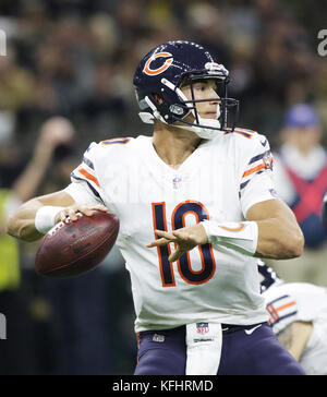 New Orleans, Louisiana, USA. 29 Okt, 2017. Chicago Bears quarterback Mitchell Trubisky sieht gegen die New Orleans Saints im Mercedes-Benz Superdome in New Orleans, Louisiana, USA am 29. Oktober 2017 zu übermitteln. Credit: Dan Anderson/ZUMA Draht/Alamy leben Nachrichten Stockfoto