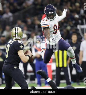 New Orleans, Louisiana, USA. 29 Okt, 2017. New Orleans Saints Quarterback Drew Brees vermeidet Chicago Bears außerhalb linebacker Leonard Floyd im Mercedes-Benz Superdome in New Orleans, Louisiana, USA am 29. Oktober 2017. Credit: Dan Anderson/ZUMA Draht/Alamy leben Nachrichten Stockfoto