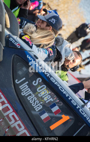 Lake Brenig, Wales, Großbritannien. Oktober 2017. Sébastien Ogier (FRA) wird von seiner Frau nach dem Sieg seiner 5. Rallye-Weltmeisterschaft nach dem Rally GB-Lauf der FIA-Rallye-Weltmeisterschaft 2017 in Wales gratuliert. Quelle: Hugh Peterswald/Alamy Live News Stockfoto