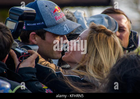 Lake Brenig, Wales, Großbritannien. Oktober 2017. Sébastien Ogier (FRA) wird von seiner Frau nach dem Sieg seiner 5. Rallye-Weltmeisterschaft nach dem Rally GB-Lauf der FIA-Rallye-Weltmeisterschaft 2017 in Wales gratuliert. Quelle: Hugh Peterswald/Alamy Live News Stockfoto