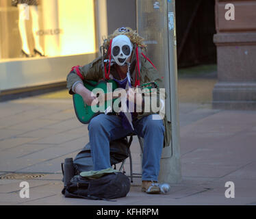 Glasgow, Schottland, Großbritannien. Oktober. Busker mit grüner Gitarre und Maske. Halloween auf den Straßen der Stadt präsentieren einige alltägliche Sehenswürdigkeiten anders. Credit Gerard Ferry/Alamy News Stockfoto