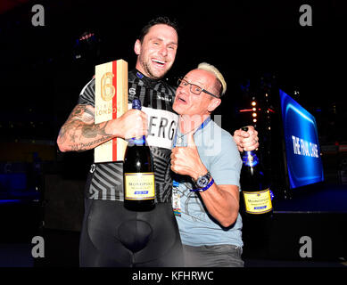 London, Großbritannien. 29 Okt, 2017. Ein Fan feiert Edward Dawkins (nzl) gewinnt den ersten Platz des Sprinters während der sechs Tage London an Tag 6 Event am Sonntag, den 29. Oktober 2017, London England. Credit: Taka wu/alamy leben Nachrichten Stockfoto