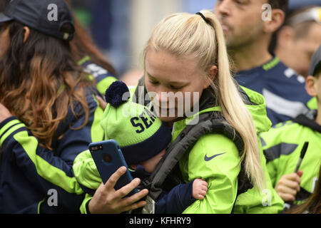 Oktober 29, 2017 - Seattle, Washington, USA - Seattle Fans in der Hoffnung auf ein autogramm als die Houston Texans besuchen Sie die Seattle Seahawks für ein NFL Spiel im Century Link Feld in Seattle, WA. (Bild: © Jeff Halstead über ZUMA Draht) Stockfoto