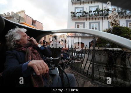 Palermo, Italien. 29 Okt, 2017. Palermo, Beppe Grillo in Palermo für den Wahlkampf der 5-Bewegung für die regionals in Sizilien. Im Bild Beppe Grillo in den Straßen von Palermo. 29.10.2017, Palermo, Italien Quelle: Unabhängige Fotoagentur srl/alamy leben Nachrichten Stockfoto