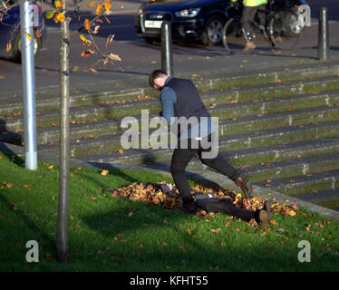 Glasgow, Schottland, Großbritannien. Oktober. Ein junges Paar macht eine ophelia-Schießerei mit ihrem Tod. Halloween auf den Straßen der Stadt präsentieren einige alltägliche Sehenswürdigkeiten anders. Credit Gerard Ferry/Alamy News Stockfoto