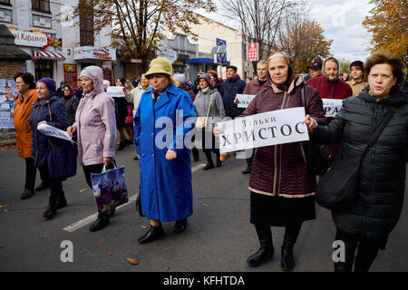 Kryvyi Rih, Ukraine. Oktober 2017. Eine Gruppe von Menschen, die während der Veranstaltung zum 500. Jahrestag der Reformation auf die Straße gehen Credit: Dmytro Aliokhin/Alamy Live News Stockfoto