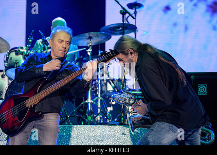 München, Deutschland. Oktober 2017. Sänger und Bassist Günther Sigl (L) und Aaxophonist Otto Staniloi treten im Rahmen des Jubiläumskonzerts der Spider Murphy Gang in der Olympiahalle in München, 29. Oktober 2017, auf. Die Spider Murphy Gang feiert mit dem Konzert ihr 40-jähriges Bühnenjubiläum. Quelle: Matthias Balk/dpa/Alamy Live News Stockfoto