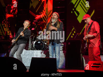 München, Deutschland. Oktober 2017. Sänger und Bassist Günther Sigl (L-R), Saxophonist Otto Staniloi und Gitarrist Barny Murphy treten im Rahmen des Jubiläumskonzerts der Spider Murphy Gang in der Olympiahalle in München, 29. Oktober 2017, auf. Die Spider Murphy Gang feiert mit dem Konzert ihr 40-jähriges Bühnenjubiläum. Quelle: Matthias Balk/dpa/Alamy Live News Stockfoto