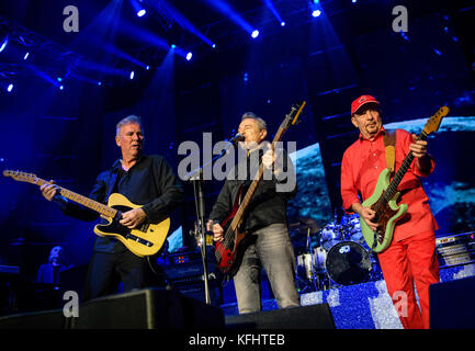 München, Deutschland. Oktober 2017. Gitarrist Willie Duncan (L-R), Sänger und Bassist Günther Sigl und Gitarrist Barny Murphy treten im Rahmen des Jubiläumskonzerts der Spider Murphy Gang in der Olympiahalle in München, 29. Oktober 2017, auf. Die Spider Murphy Gang feiert mit dem Konzert ihr 40-jähriges Bühnenjubiläum. Quelle: Matthias Balk/dpa/Alamy Live News Stockfoto