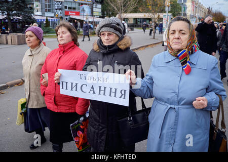 Kryvyi Rih, Ukraine. Oktober 2017. Frauen, die das Broadsheet „Only Scripture“ in der Prozession halten, bei der Veranstaltung zum 500. Jahrestag der Reformation Credit: Dmytro Aliokhin/Alamy Live News Stockfoto