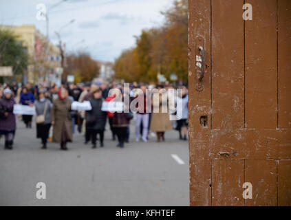 Kryvyi Rih, Ukraine. Oktober 2017. Alte rote Tür mit defokussierter Menschenmenge im Hintergrund bei der Veranstaltung zum 500. Jahrestag der Reformation Credit: Dmytro Aliokhin/Alamy Live News Stockfoto