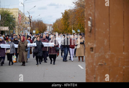 Kryvyi Rih, Ukraine. Oktober 2017. Volksprozession mit defokussierter alter roter Tür im Vordergrund bei der Veranstaltung zum 500. Jahrestag der Reformation Credit: Dmytro Aliokhin/Alamy Live News Stockfoto